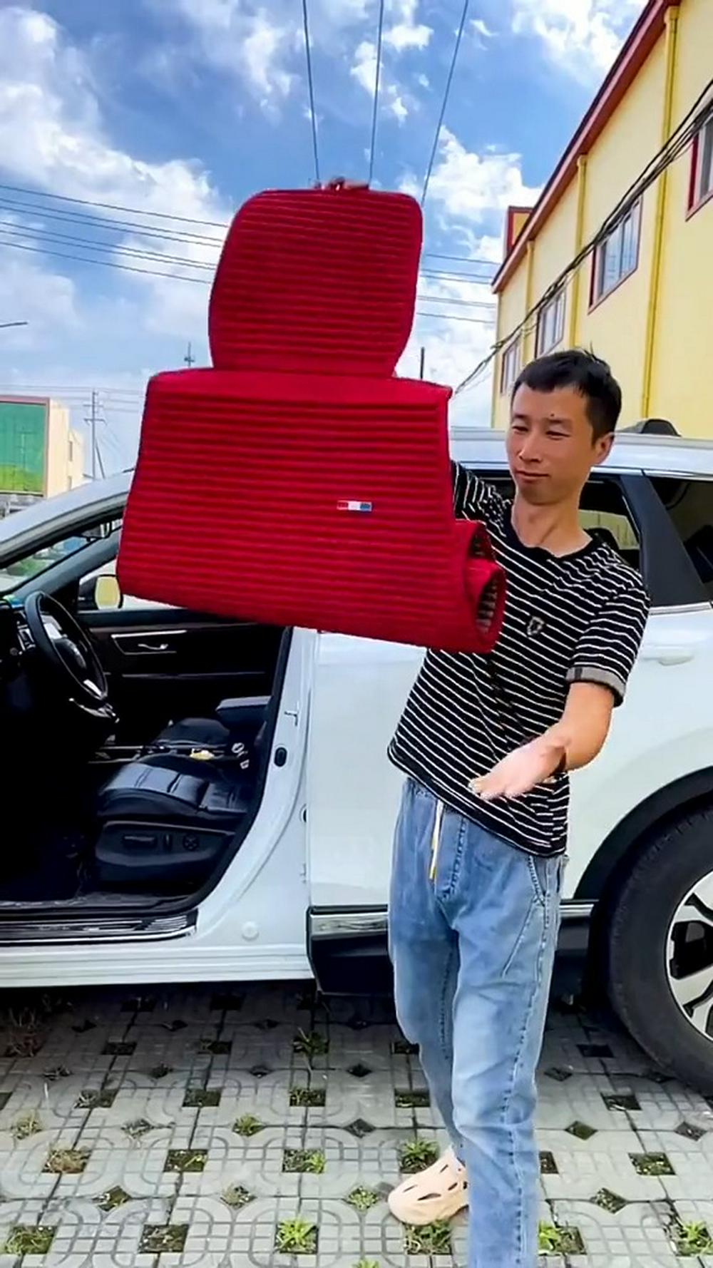 🚗✨ کوسن صندلی ماشین مخملی: راحتی و شیکی در سفرهای روزانه! ✨🚗

آیا به دنبال یک کوسن راحت و شیک برای صندلی ماشین خود هستید؟ کوسن صندلی ماشین مخملی با طراحی زیبا و جنس نرم و لطیف، بهترین انتخاب برای افزودن راحتی و شیکی به خودروی شماست. این کوسن نه تنها به زیبایی داخلی خودرو می‌افزاید، بلکه تجربه رانندگی را نیز لذت‌بخش‌تر می‌کند.

🔸 ویژگی‌های برجسته:

جنس مخملی باکیفیت: ساخته شده از مخمل نرم و لطیف که احساس راحتی و لوکسی را به شما می‌دهد.
طراحی ارگونومیک: طراحی مناسب برای حمایت از کمر و نشیمنگاه که به کاهش خستگی در سفرهای طولانی کمک می‌کند.
نصب آسان: دارای بندها و اتصالاتی که نصب و جابجایی آن را بر روی صندلی ماشین آسان می‌کند.
قابل شستشو: قابلیت شستشوی آسان برای حفظ تمیزی و تازگی کوسن.
طراحی شیک و متنوع: موجود در رنگ‌ها و طرح‌های مختلف که با دکوراسیون داخلی خودروی شما هماهنگ می‌شود.
مناسب برای همه فصول: بافت مخملی مناسب برای استفاده در تمامی فصول سال، به خصوص در ماه‌های سرد.