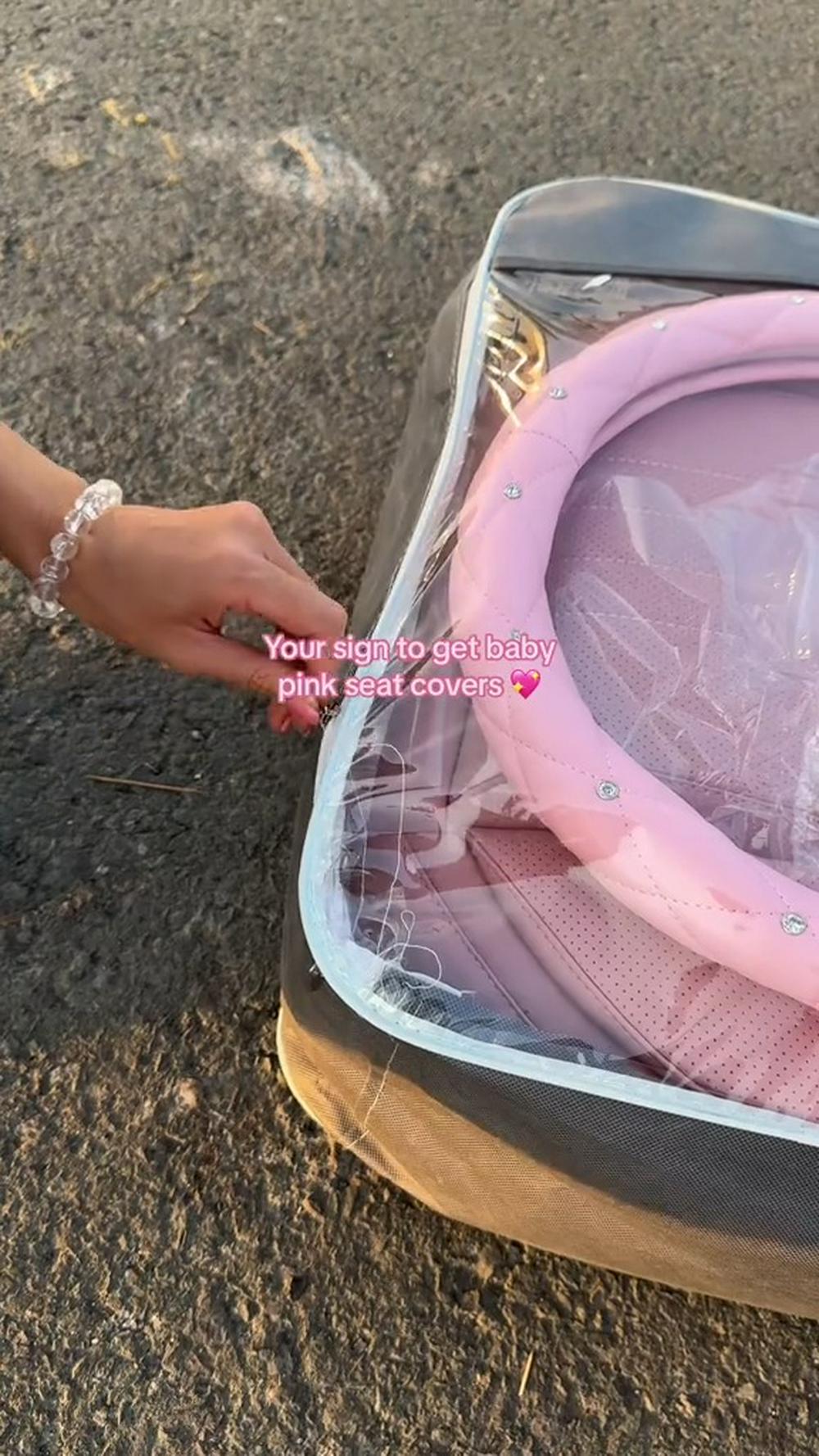 تجربه‌ای لوکس و راحت با روکش صندلی مخملی خودرو! 🚗✨ با این روکش‌های با کیفیت و شیک، ظاهر داخلی خودرو خود را متحول کنید و سفری راحت و دلپذیر داشته باشید. طراحی منحصربه‌فرد و جنس مخمل نرم، احساس لوکسی را به خودرو شما می‌بخشد.

ویژگی‌های تخصصی:
جنس مخمل با کیفیت بالا: ساخته شده از مخمل نرم و بادوام که در برابر سایش و استفاده روزانه مقاومت می‌کند و ظاهر زیبای خود را حفظ می‌کند.
طراحی لوکس و شیک: با طرح‌های جذاب و رنگ‌های متنوع که به فضای داخلی خودرو شما جلوه‌ای شیک و مدرن می‌بخشد.
نصب آسان: با طراحی هوشمند و بندهای کشی، نصب و جدا کردن روکش‌ها به سادگی امکان‌پذیر است.
سازگاری با انواع خودروها: مناسب برای صندلی‌های مختلف خودروها، از خودروهای سواری تا SUV و کامیون.
راحتی و آسایش بیشتر: بافت نرم مخمل احساس راحتی و گرمای بیشتری را برای سرنشینان فراهم می‌کند، مناسب برای سفرهای طولانی مدت.
قابل شستشو: به راحتی می‌توانید روکش‌ها را جدا کرده و شستشو دهید تا همیشه تمیز و نو به نظر برسند.
محافظت از صندلی‌ها: با پوشاندن کامل صندلی‌ها، از آن‌ها در برابر لکه، گرد و غبار و آسیب‌های احتمالی محافظت می‌کند.