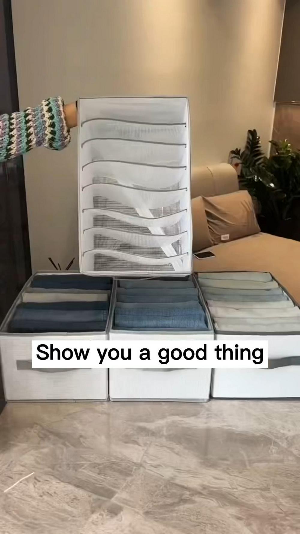 📦✨ جعبه ذخیره‌سازی و نگهداری لباس‌های کمد: نظم و راحتی برای کمد لباس‌های شما! ✨📦

آیا به دنبال راهی برای سازماندهی بهتر و مرتب‌سازی لباس‌های خود در کمد هستید؟ جعبه ذخیره‌سازی و نگهداری لباس‌ها با طراحی کاربردی و شیک، بهترین انتخاب برای حفظ نظم و افزایش فضای کمد شماست. این جعبه‌ها با جنس باکیفیت و ظرفیت مناسب، به شما کمک می‌کنند تا لباس‌ها و وسایل خود را به طور مرتب و منظم نگهداری کنید.

🔸 ویژگی‌های برجسته:

جنس باکیفیت: ساخته شده از مواد مقاوم و بادوام که طول عمر بالایی دارند و لباس‌ها را در برابر گرد و غبار محافظت می‌کنند.
طراحی زیبا و کاربردی: ظاهری شیک و زیبا که به دکوراسیون داخلی کمد شما جلوه‌ای مرتب و منظم می‌بخشد.
ظرفیت مناسب: فضای کافی برای نگهداری انواع لباس‌ها از جمله پیراهن، شلوار، لباس‌های زمستانی و وسایل جانبی.
درپوش قابل بسته شدن: دارای درپوش محکم برای جلوگیری از ورود گرد و غبار و حفظ تمیزی لباس‌ها.
دسته‌های محکم: مجهز به دسته‌های قوی و محکم برای جابجایی آسان و راحت.
قابل انعطاف و تاشو: قابلیت تا شدن برای صرفه‌جویی در فضا هنگامی که از آن استفاده نمی‌کنید.