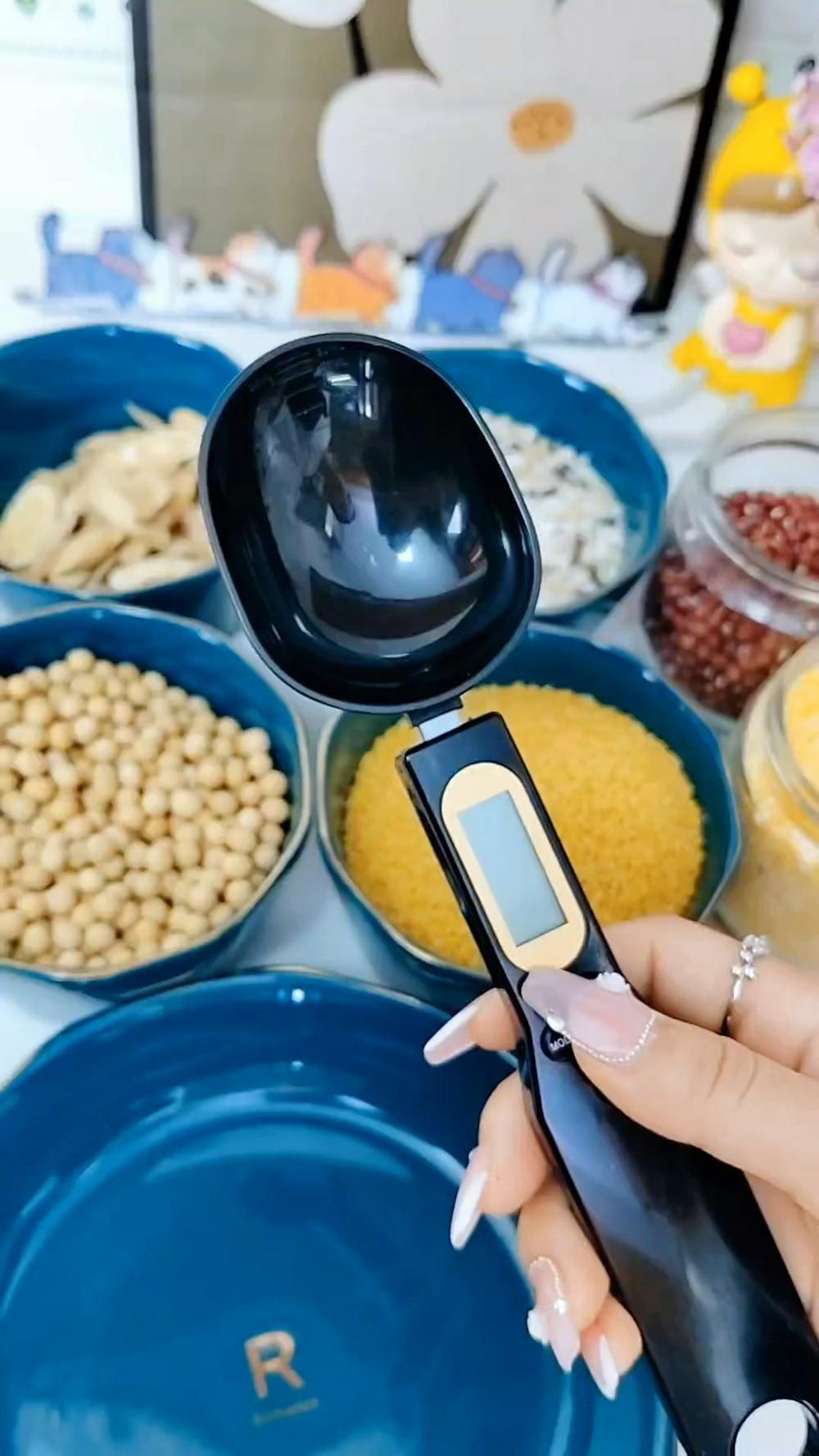 ⚖️✨ ترازو الکترونیکی پخت: دقت و راحتی در آشپزی شما! ✨⚖️

آیا به دنبال یک ترازو دقیق و کاربردی برای آشپزی هستید؟ ترازو الکترونیکی پخت با طراحی شیک و عملکرد عالی، بهترین انتخاب برای اندازه‌گیری دقیق مواد غذایی در آشپزخانه است. این ترازو با دقت بالا و استفاده آسان، به شما کمک می‌کند تا هر بار که آشپزی می‌کنید، نتایج بی‌نقصی داشته باشید.

🔸 ویژگی‌های برجسته:

دقت بالا: اندازه‌گیری دقیق وزن مواد غذایی تا گرم، که دقت بالایی را در پخت و پز تضمین می‌کند.
صفحه نمایش دیجیتال: صفحه نمایش واضح و خوانا که نتایج وزن‌کشی را به راحتی نشان می‌دهد.
طراحی شیک و کم‌جا: ظاهر مدرن و جمع‌وجور که به راحتی در آشپزخانه جا می‌شود و فضای کمی را اشغال می‌کند.
قابلیت‌های متنوع: امکان اندازه‌گیری مواد غذایی خشک و مایع با عملکرد تارا (Tare) برای وزن‌کشی دقیق‌تر.
ظرفیت مناسب: مناسب برای اندازه‌گیری انواع مواد غذایی با ظرفیت بالای چند کیلوگرم.
مصرف کم انرژی: کارکرد با باتری‌های کم مصرف که عمر طولانی دارند.
سطح ضد لک و ضد آب: سطح مقاوم و آسان برای تمیز کردن که همیشه بهداشتی باقی می‌ماند.